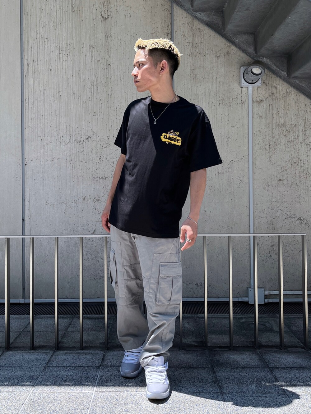 ブラック系のTシャツ/カットソー、グレー系のカーゴパンツを着用したメンズの夏コーディネートの3枚目の写真