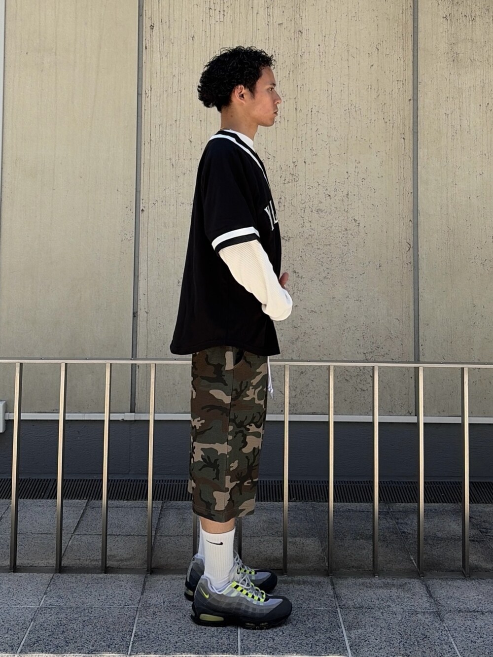 その他のその他パンツ、ブラック系のTシャツ/カットソー、ホワイト系のTシャツ/カットソーを着用したメンズの春コーディネートの3枚目の写真