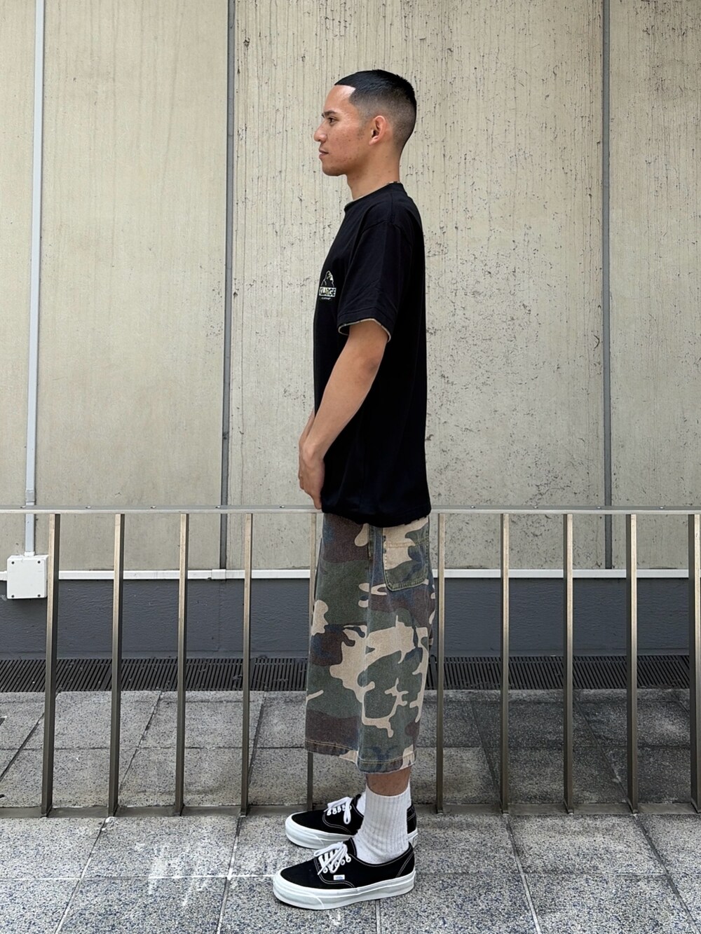 ブラック系のTシャツ/カットソー、その他のその他パンツを着用したメンズの夏コーディネートの2枚目の写真