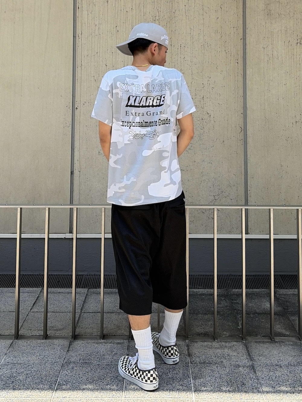 その他のTシャツ/カットソー、ブラック系のその他パンツ、ブルー系のキャップを着用したメンズの夏コーディネートの5枚目の写真
