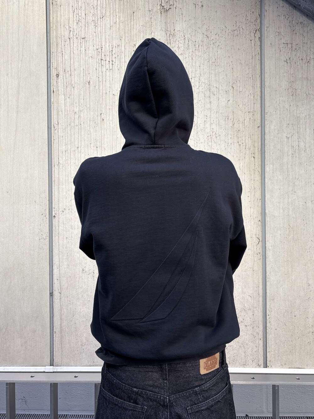 ブラウン系のその他アウター、ブラック系のデニムパンツを着用したメンズの冬コーディネートの8枚目の写真