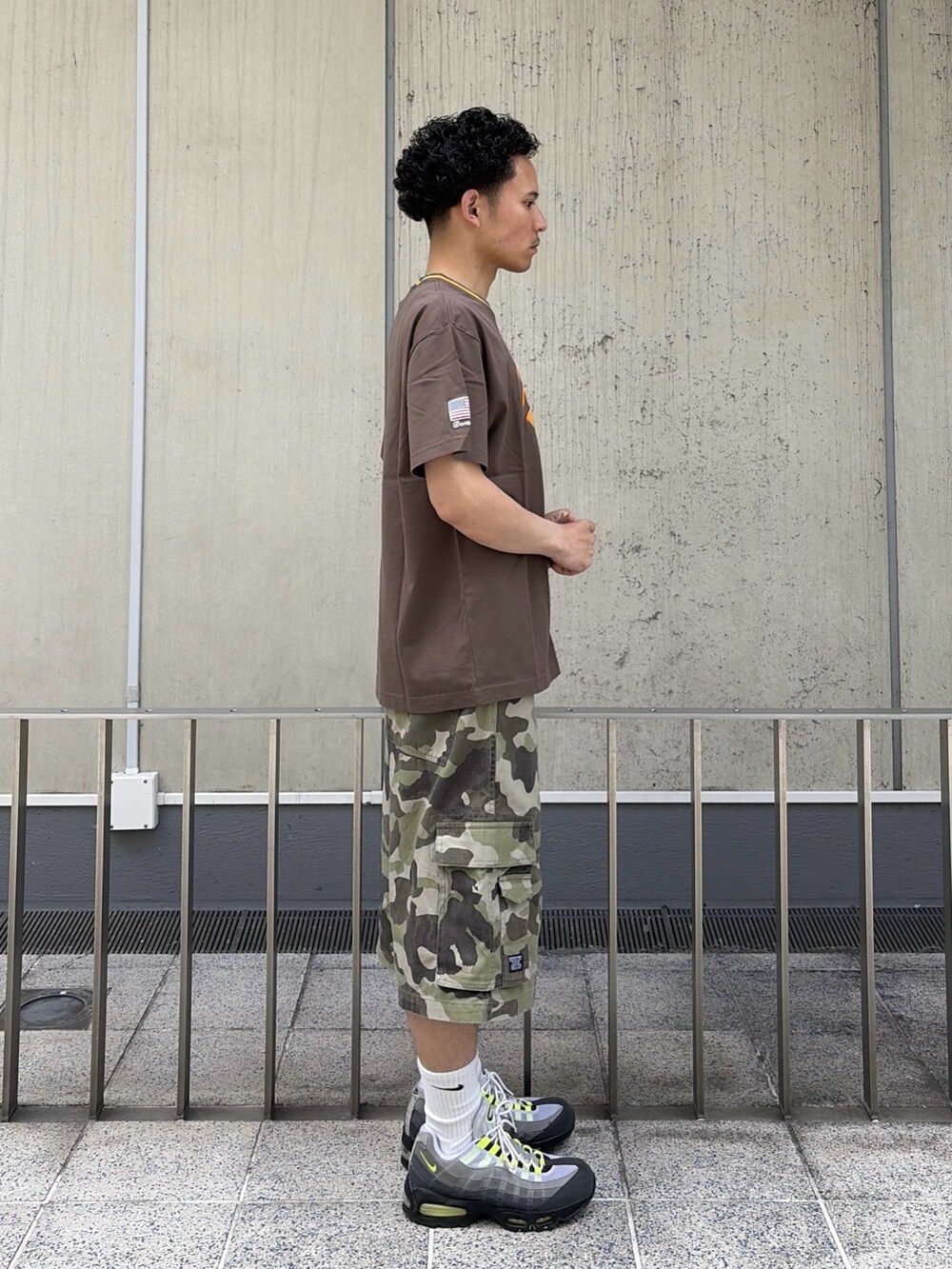 ブラウン系のTシャツ/カットソー、その他のカーゴパンツを着用したメンズの春コーディネートの3枚目の写真