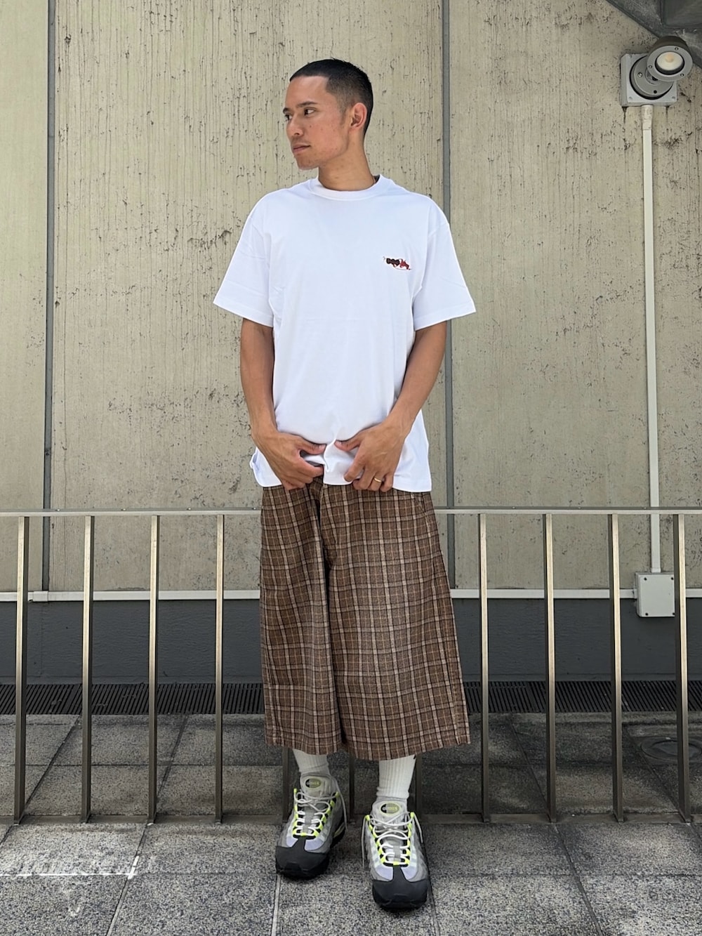 ホワイト系のTシャツ/カットソー、その他のその他パンツを着用したメンズの夏コーディネートの2枚目の写真
