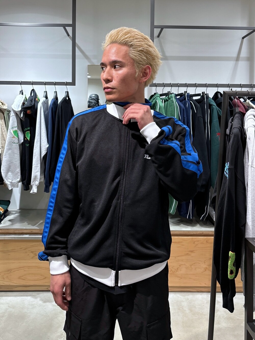 ブラック系のブルゾン、ブラック系のカーゴパンツ、ブラック系のTシャツ/カットソーを着用したメンズの冬コーディネートの7枚目の写真