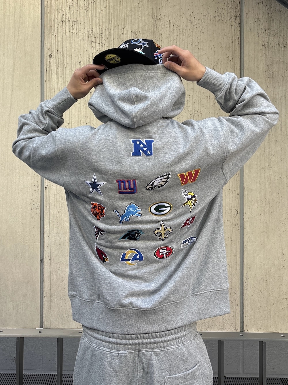 ブラック系のパーカー、ブラック系のスウェットパンツ、ブラック系のキャップを着用したメンズの冬コーディネートの6枚目の写真