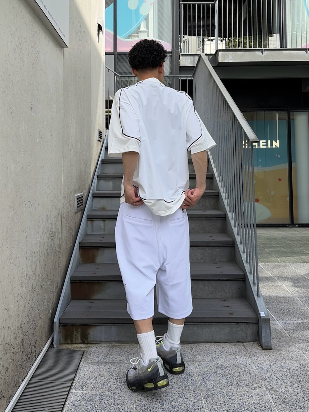 ホワイト系のその他パンツ、ホワイト系のTシャツ/カットソーを着用したメンズの春コーディネートの4枚目の写真