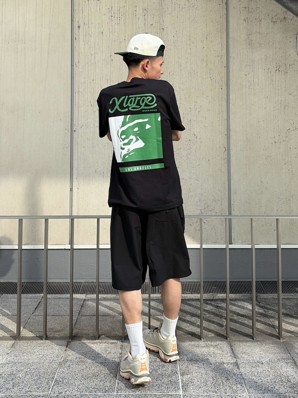 ブラック系のTシャツ/カットソー、ブラック系のその他パンツ、ホワイト系のキャップを着用したメンズの夏コーディネートの5枚目の写真