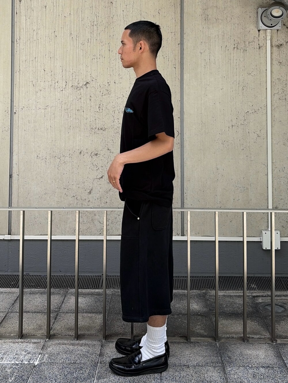 ホワイト系のTシャツ/カットソー、グレー系のスウェットパンツを着用したメンズの夏コーディネートの3枚目の写真