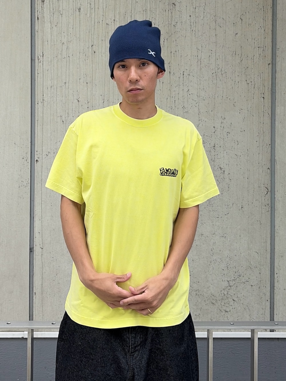 ブラック系のデニムジャケット、ブラック系のその他パンツ、イエロー系のTシャツ/カットソーを着用したメンズの夏コーディネートの10枚目の写真