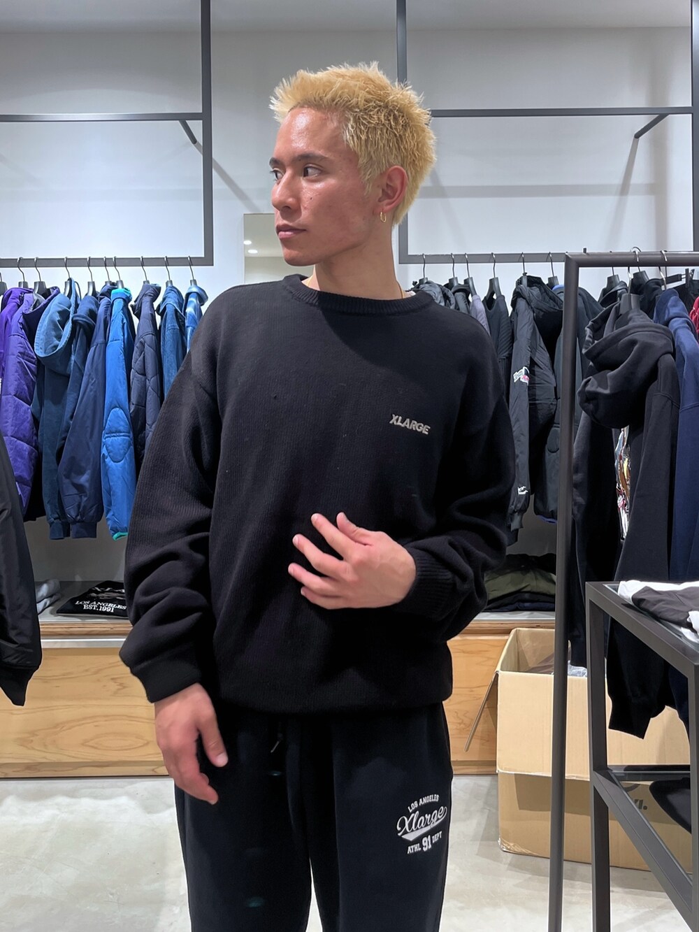 グレー系のスウェットパンツ、ブラック系のニット/セーターを着用したメンズの秋コーディネートの5枚目の写真