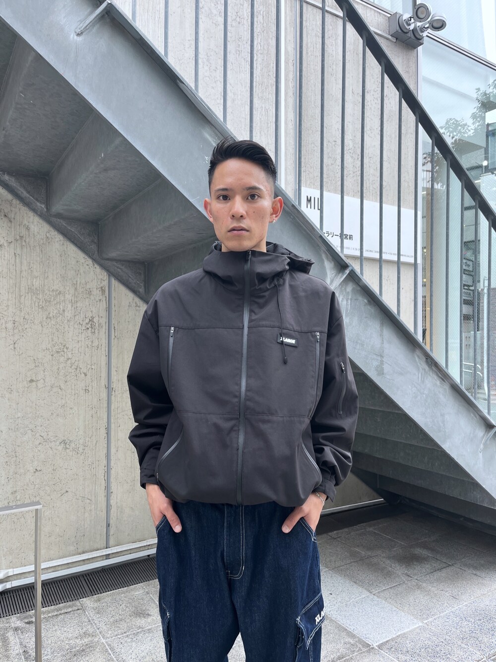 ブラック系のマウンテンパーカー、ブルー系のその他パンツを着用したメンズの秋コーディネートの3枚目の写真