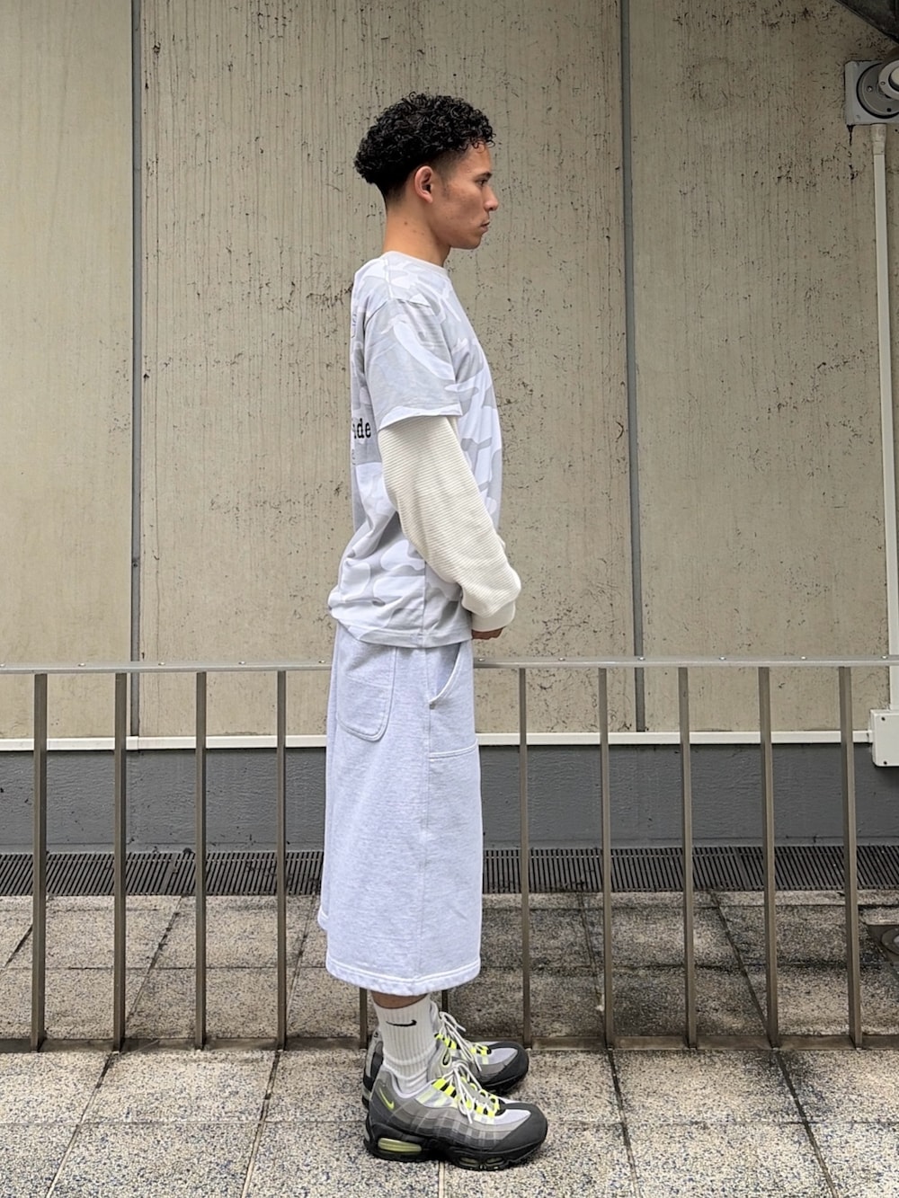 その他のTシャツ/カットソー、ホワイト系のTシャツ/カットソー、グレー系のスウェットパンツを着用したメンズの夏コーディネートの3枚目の写真