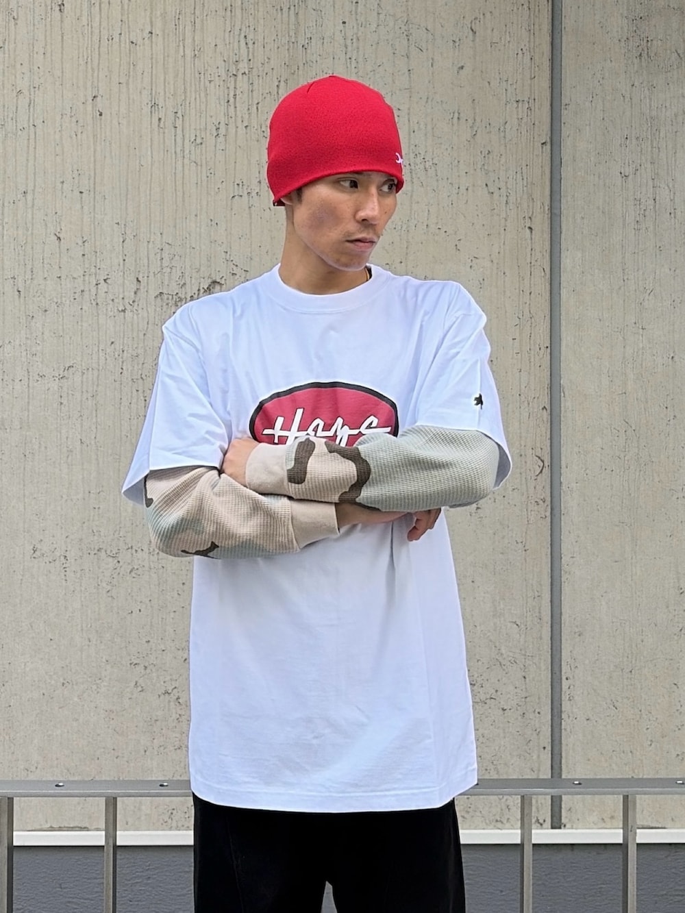 その他のTシャツ/カットソー、グレー系のその他パンツ、レッド系のニットキャップ/ビーニーを着用したメンズの夏コーディネートの6枚目の写真