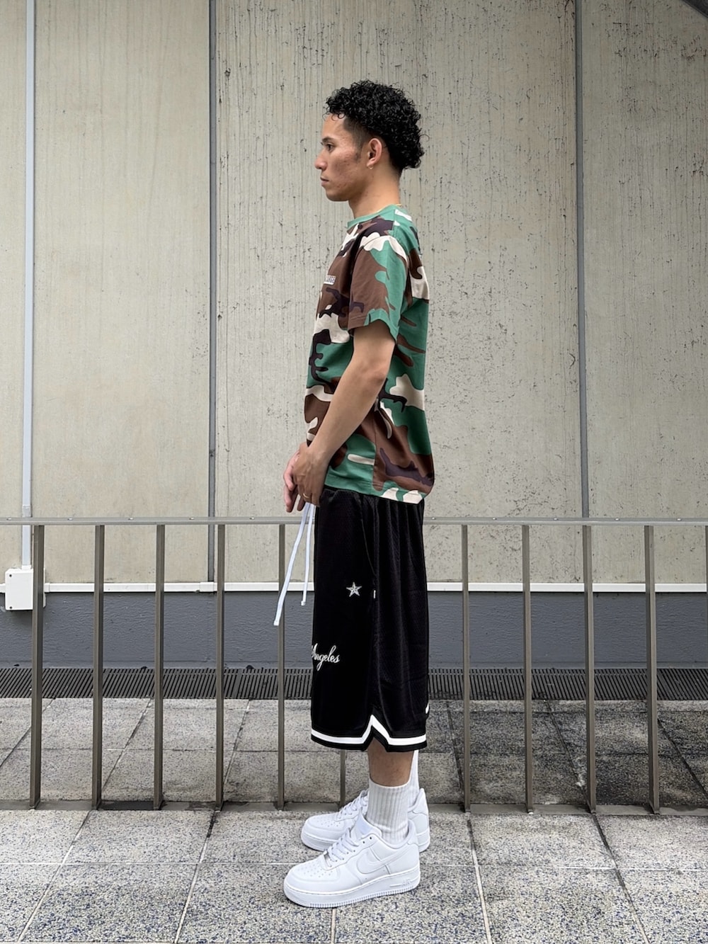 その他のTシャツ/カットソー、ブラック系のその他パンツを着用したメンズの夏コーディネートの3枚目の写真