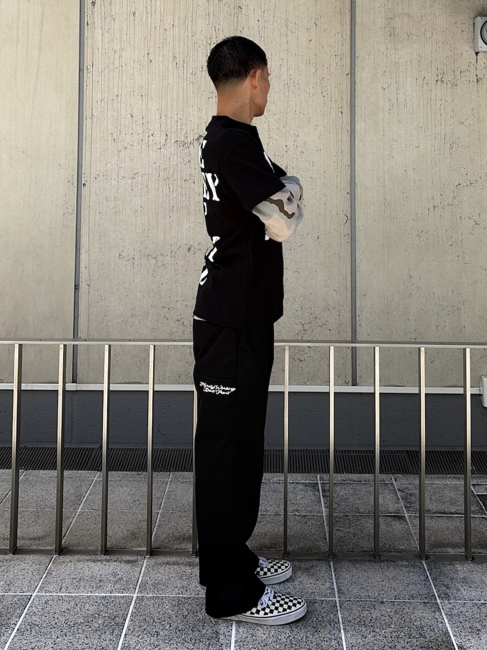 ブラック系のTシャツ/カットソー、その他のTシャツ/カットソー、ブラック系のその他パンツを着用したメンズの夏コーディネートの3枚目の写真