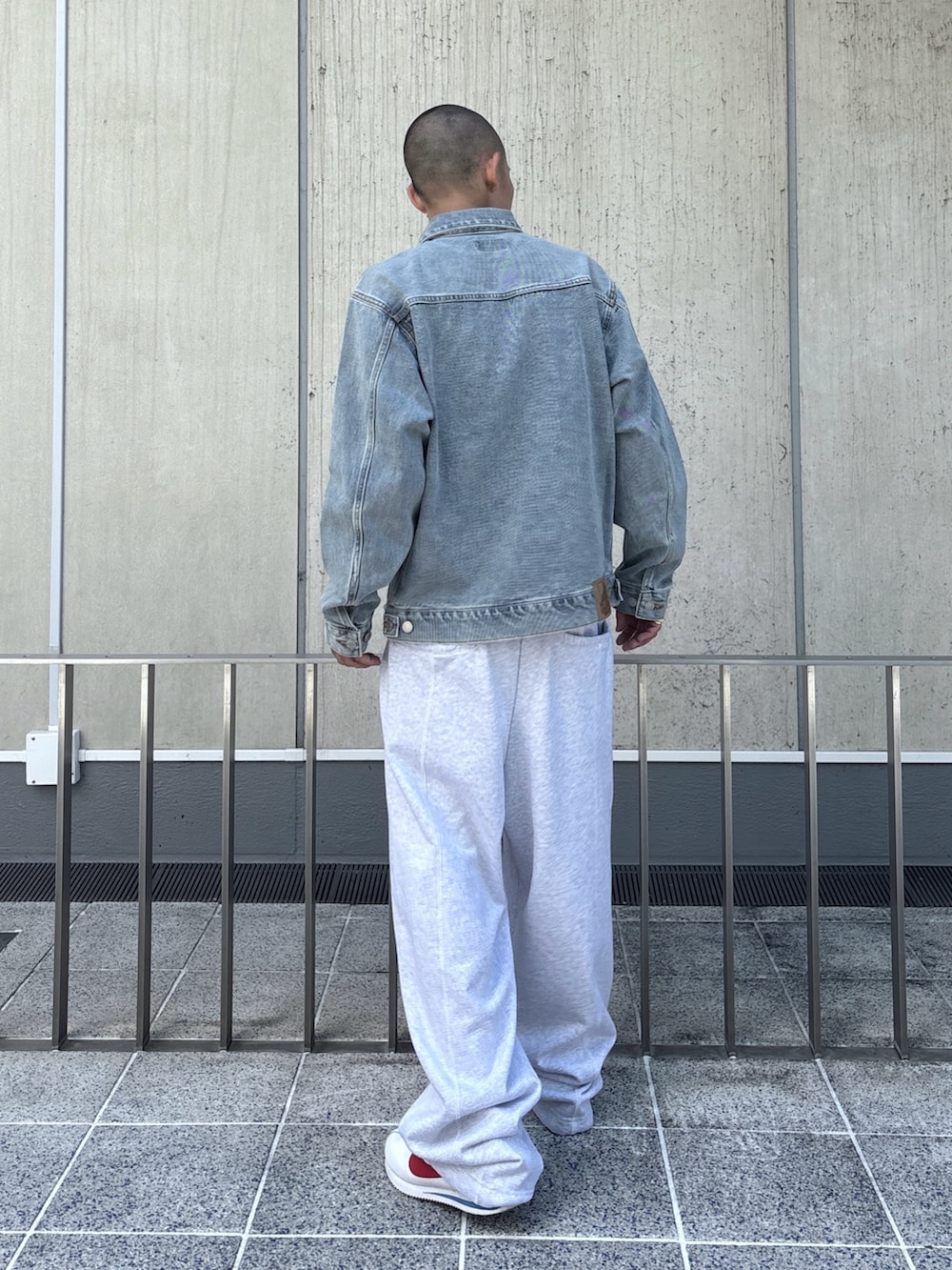 ブラック系のデニムジャケット、グレー系のスウェットパンツを着用したメンズの秋コーディネートの4枚目の写真