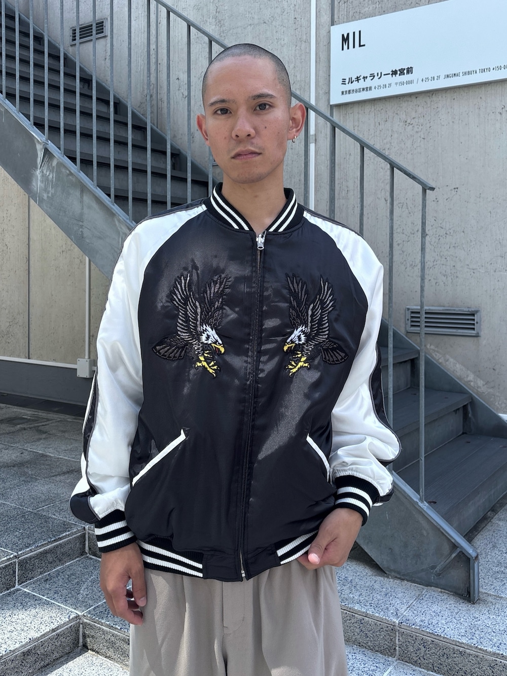 「XLARGEのREVERSIBLE SOUVENIR JACKET（スカジャン、ブラック系）」を使った、香村大貴さん（メンズ・165cm）の秋コーディネートの6枚目の写真