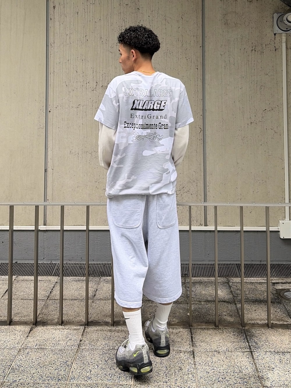 その他のTシャツ/カットソー、ホワイト系のTシャツ/カットソー、グレー系のスウェットパンツを着用したメンズの夏コーディネートの4枚目の写真