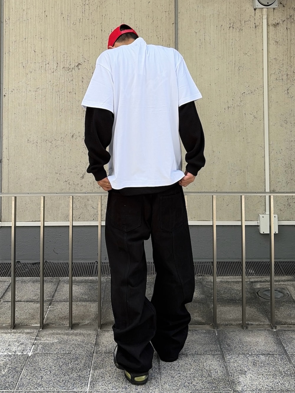 パープル系のTシャツ/カットソー、その他のTシャツ/カットソー、グレー系のその他パンツを着用したメンズの夏コーディネートの4枚目の写真