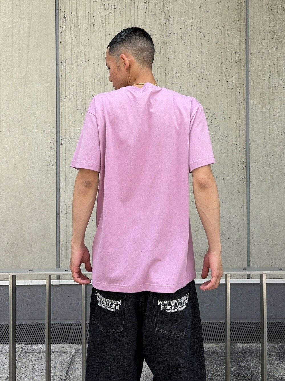 ピンク系のTシャツ/カットソー、ブルー系のデニムパンツを着用したメンズの夏コーディネートの7枚目の写真