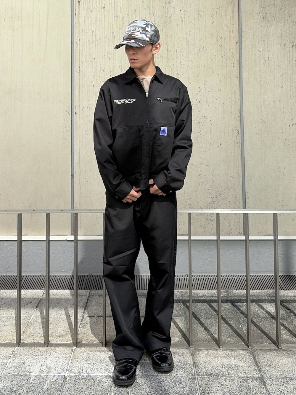 ブラック系のブルゾン、その他のTシャツ/カットソー、ブラック系のその他パンツを着用したメンズの夏コーディネートの2枚目の写真