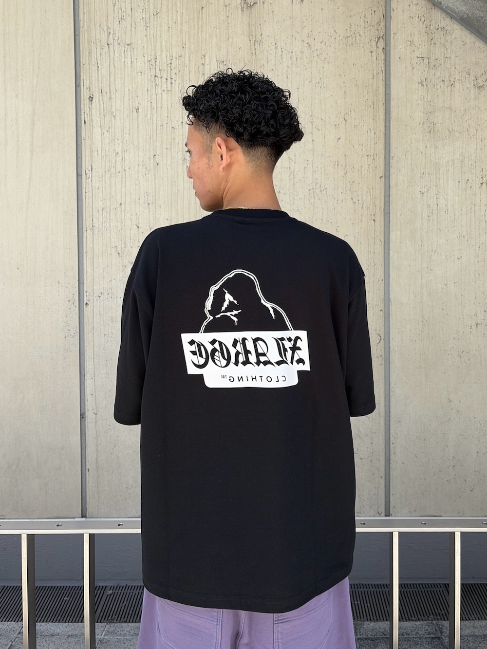 ホワイト系のTシャツ/カットソー、グレー系のスウェットパンツを着用したメンズの夏コーディネートの6枚目の写真