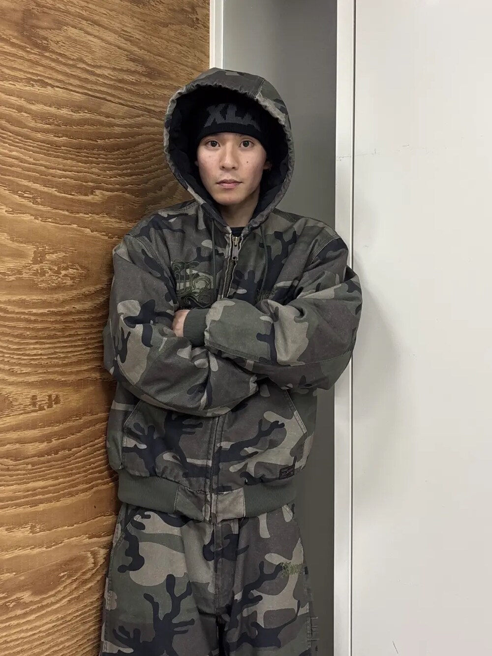 その他のブルゾン、その他のその他パンツ、ブラック系のニットキャップ/ビーニーを着用したメンズの冬コーディネートの5枚目の写真