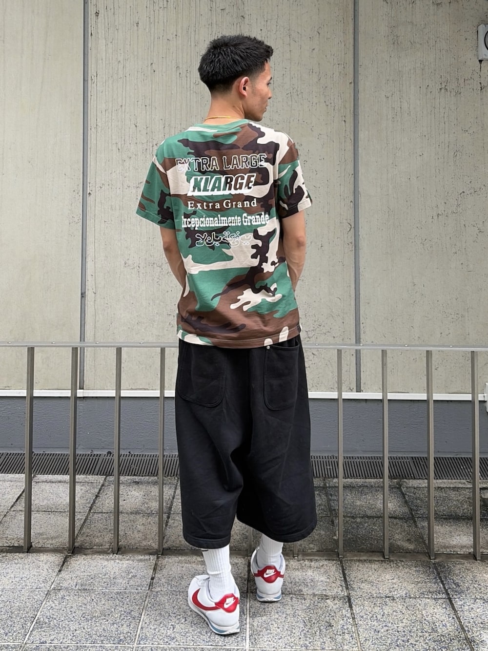 その他のTシャツ/カットソー、グレー系のスウェットパンツを着用したメンズの夏コーディネートの4枚目の写真