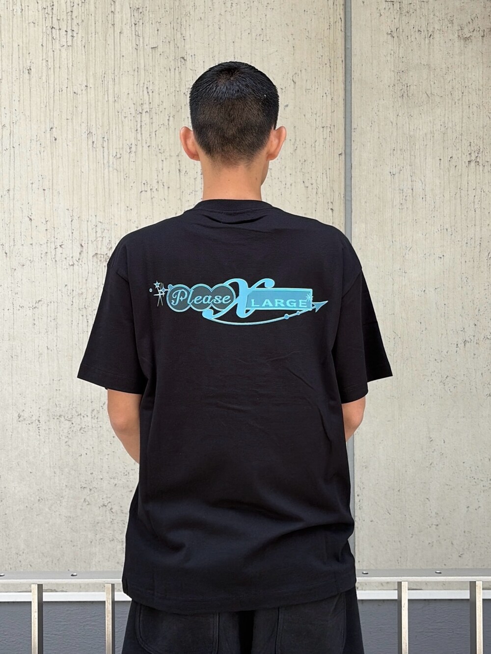 ホワイト系のTシャツ/カットソー、グレー系のスウェットパンツを着用したメンズの夏コーディネートの7枚目の写真