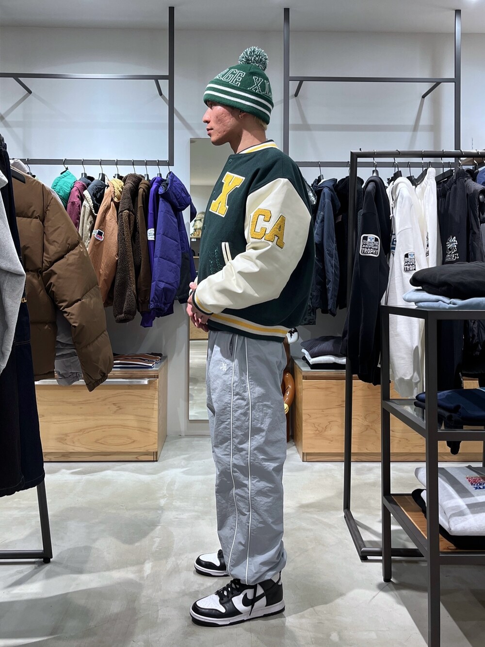 ブラック系のスタジャン、グレー系のその他パンツを着用したメンズの秋コーディネートの3枚目の写真