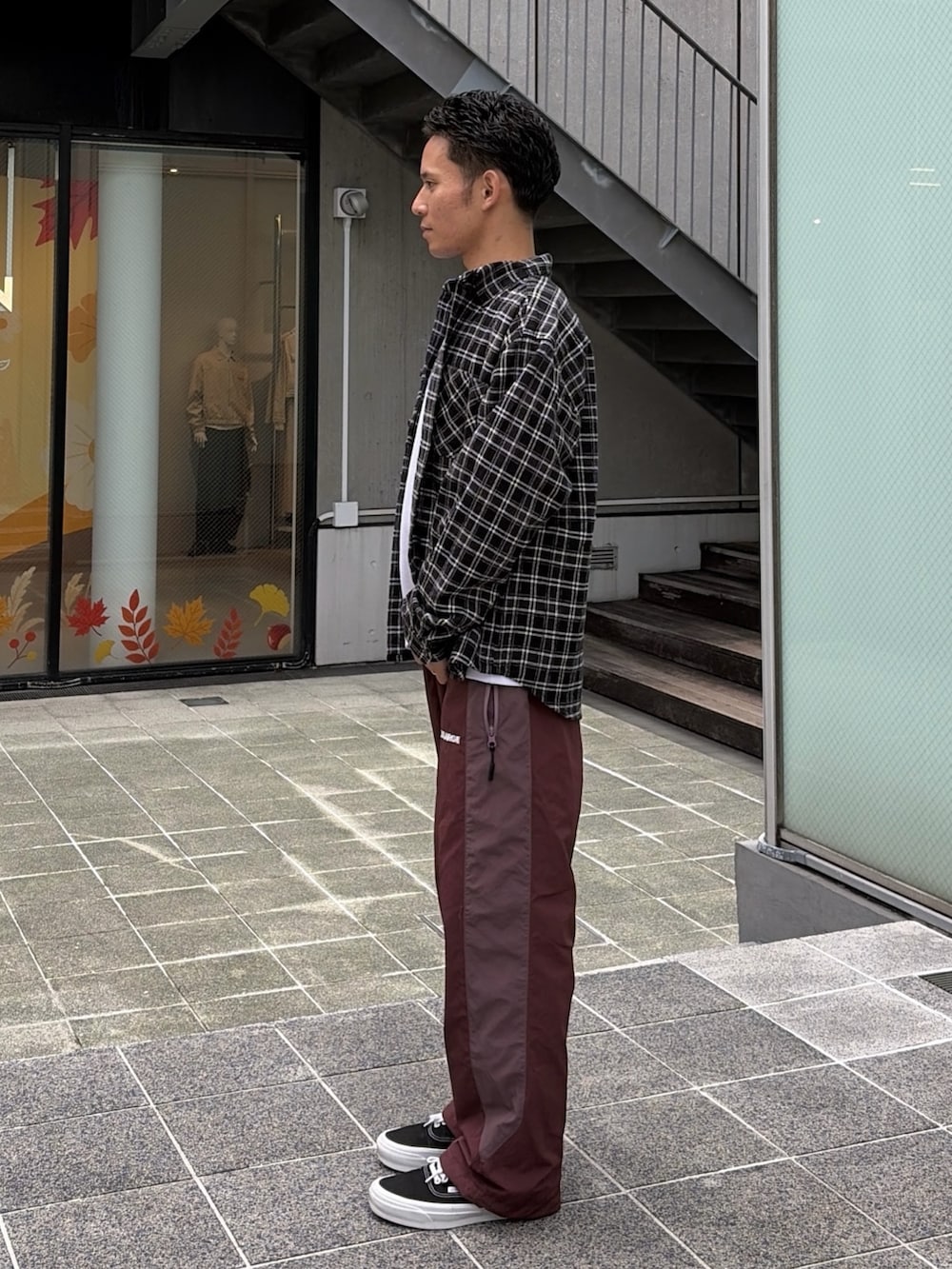 ホワイト系のTシャツ/カットソー、ブラック系のシャツ/ブラウス、レッド系のその他パンツを着用したメンズの秋コーディネートの3枚目の写真