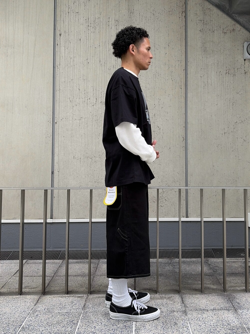 ホワイト系のTシャツ/カットソー、ホワイト系のTシャツ/カットソー、グリーン系のデニムパンツを着用したメンズの夏コーディネートの4枚目の写真