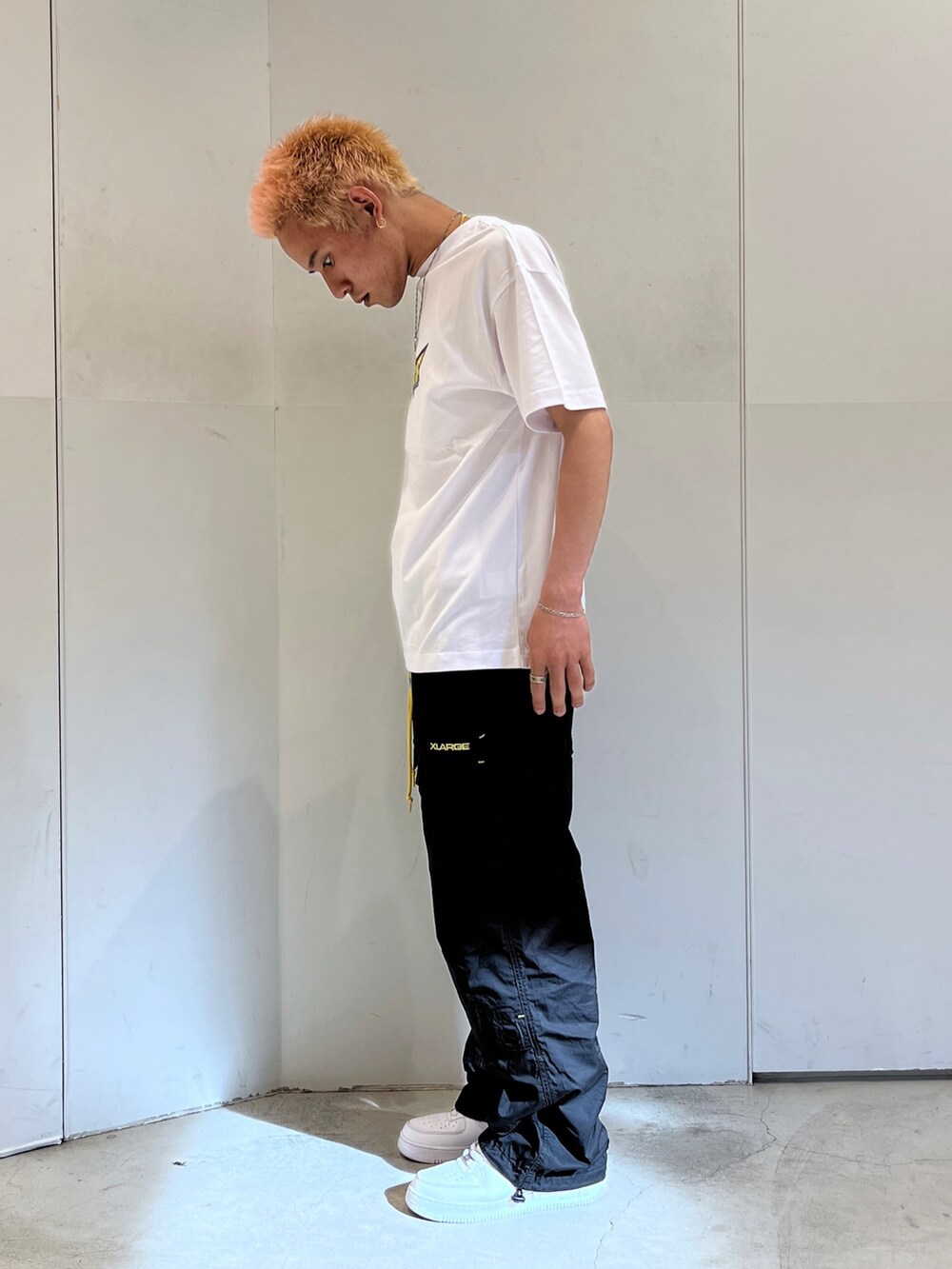 ブラック系のその他パンツ、ホワイト系のTシャツ/カットソーを着用したメンズの夏コーディネートの2枚目の写真