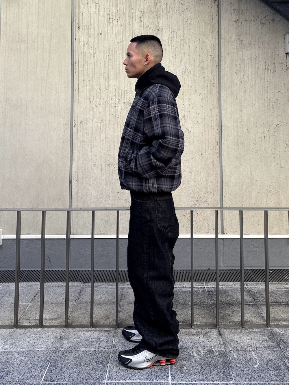 ブラウン系のその他アウター、ブラック系のデニムパンツを着用したメンズの冬コーディネートの2枚目の写真