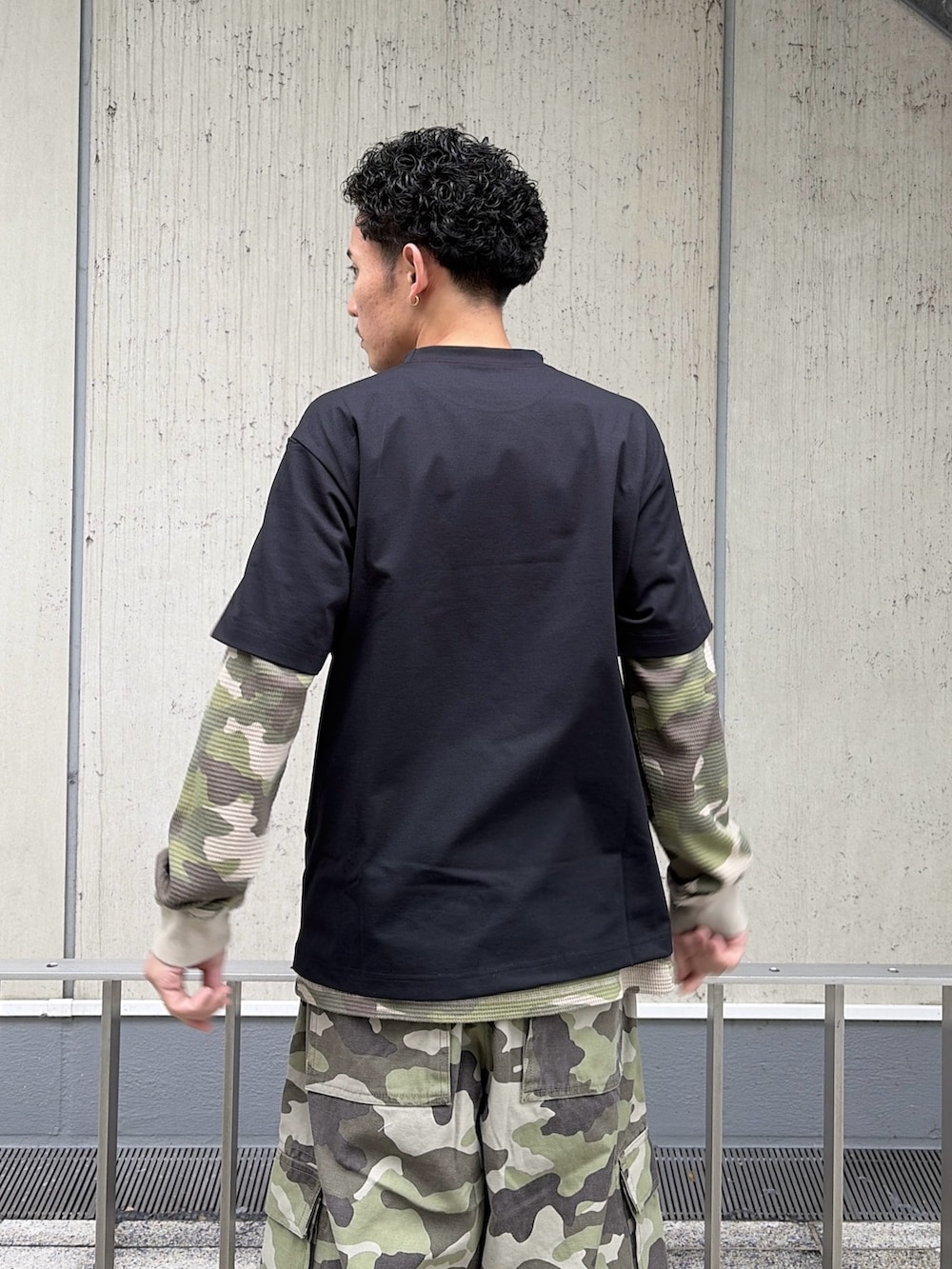 その他のカーゴパンツ、ホワイト系のTシャツ/カットソー、その他のTシャツ/カットソーを着用したメンズの春コーディネートの8枚目の写真