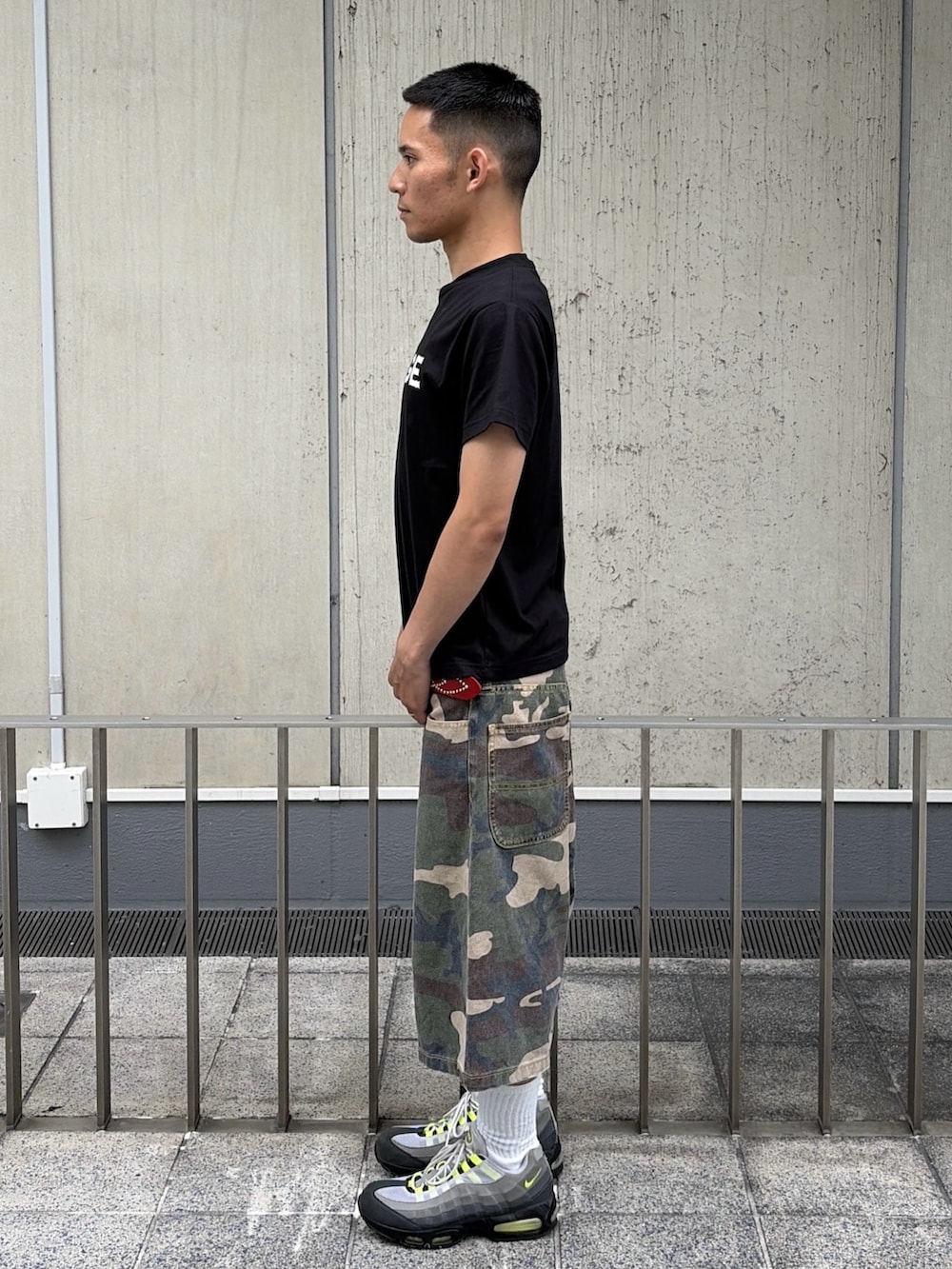 ピンク系のTシャツ/カットソー、その他のその他パンツを着用したメンズの夏コーディネートの2枚目の写真