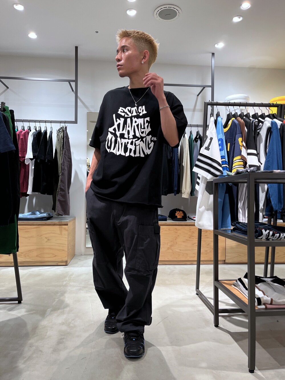 ブラック系のその他パンツ、ブラック系のTシャツ/カットソーを着用したメンズの夏コーディネートの2枚目の写真