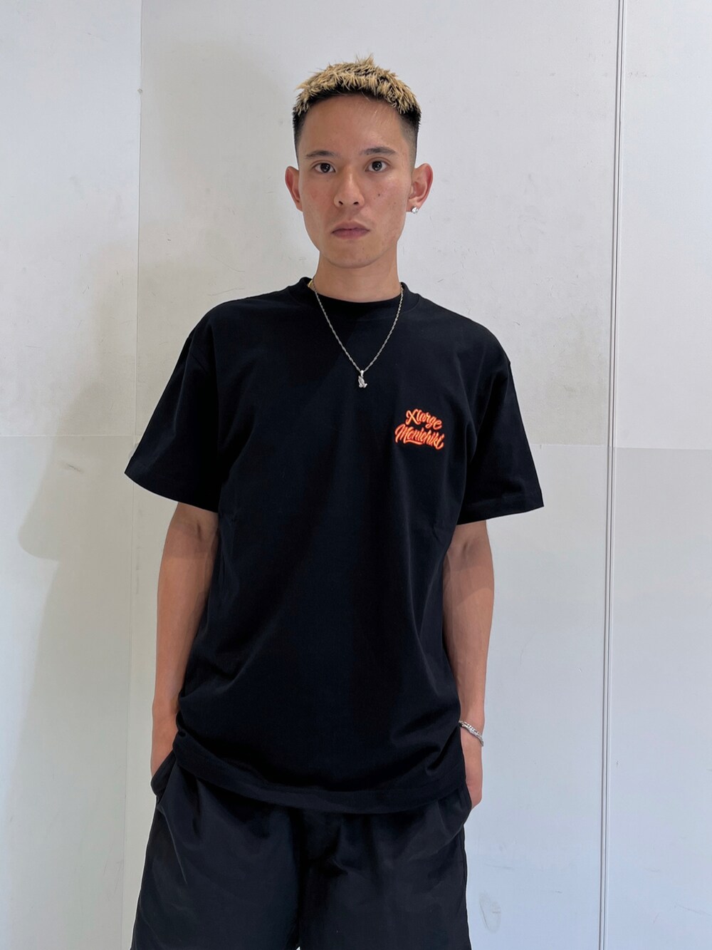 ブラウン系のその他パンツを着用したメンズの夏コーディネートの5枚目の写真