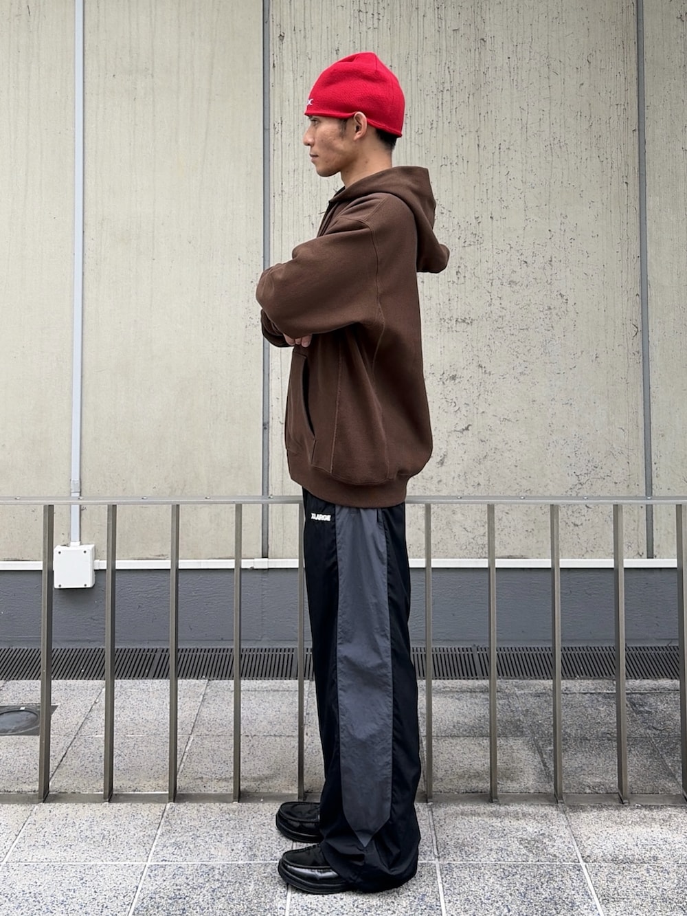ブラウン系のパーカー、レッド系のその他パンツ、レッド系のニットキャップ/ビーニーを着用したメンズの秋コーディネートの4枚目の写真