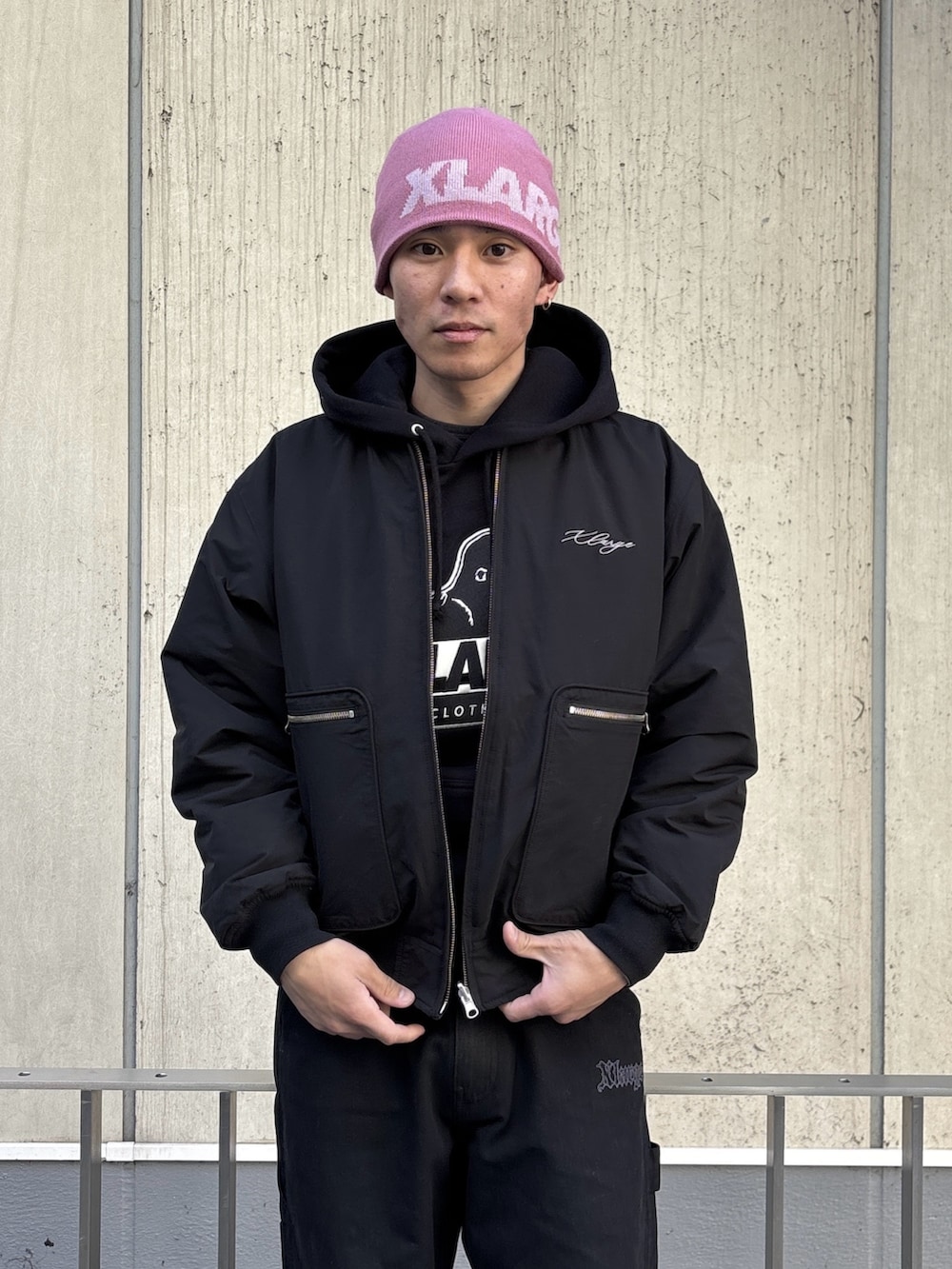 ブラック系のブルゾン、その他のその他パンツ、ピンク系のニットキャップ/ビーニーを着用したメンズの冬コーディネートの5枚目の写真