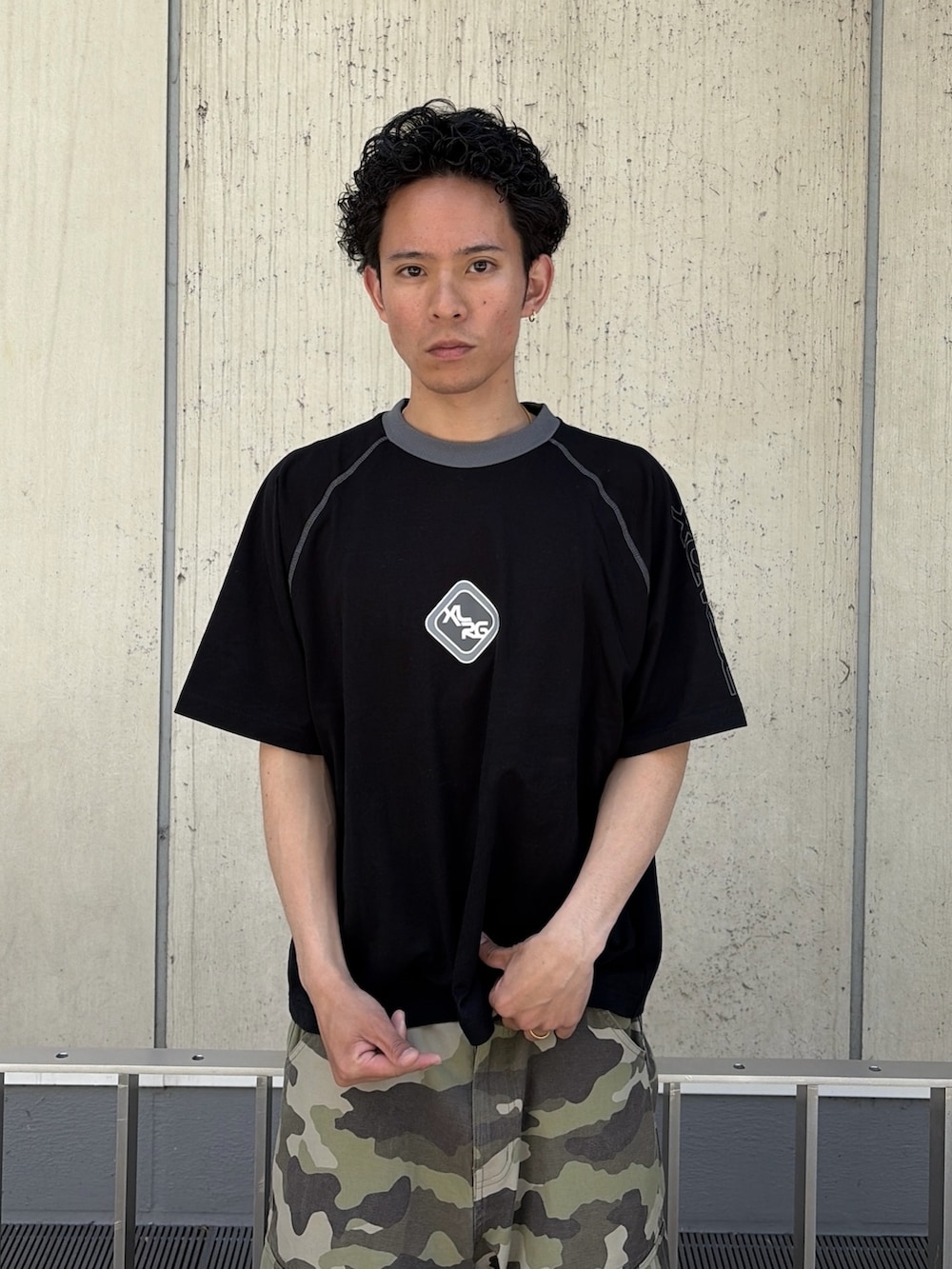 その他のカーゴパンツ、ブラック系のTシャツ/カットソーを着用したメンズの春コーディネートの6枚目の写真