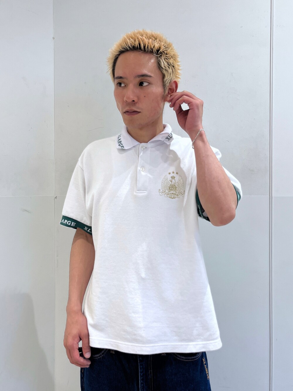 ホワイト系のTシャツ/カットソー、ブルー系のデニムパンツを着用したメンズの夏コーディネートの5枚目の写真