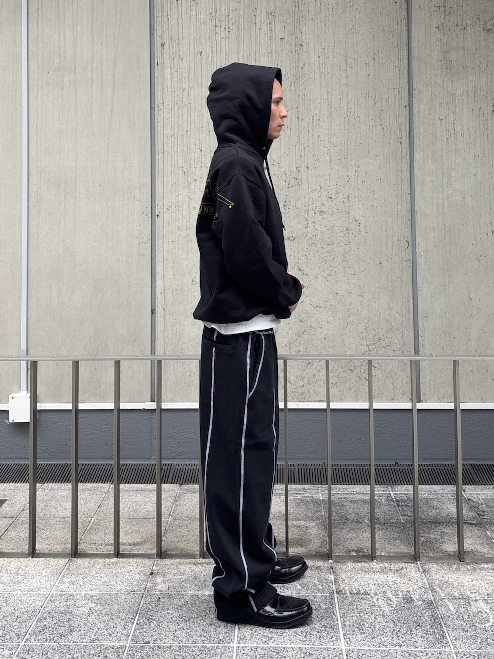 グレー系のスウェットパンツを着用したメンズの冬コーディネートの6枚目の写真