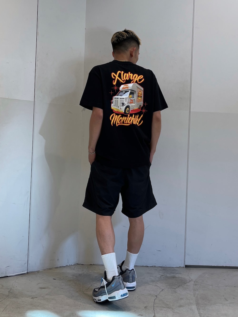 ブラウン系のその他パンツを着用したメンズの夏コーディネートの4枚目の写真