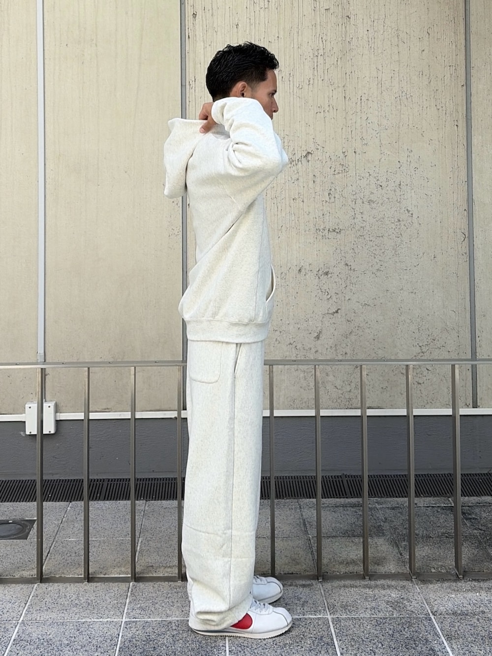 グレー系のパーカー、グレー系のスウェットパンツを着用したメンズの秋コーディネートの3枚目の写真