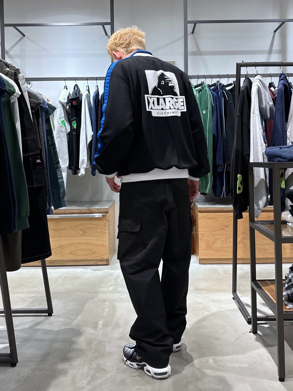 ブラック系のブルゾン、ブラック系のカーゴパンツ、ブラック系のTシャツ/カットソーを着用したメンズの冬コーディネートの5枚目の写真