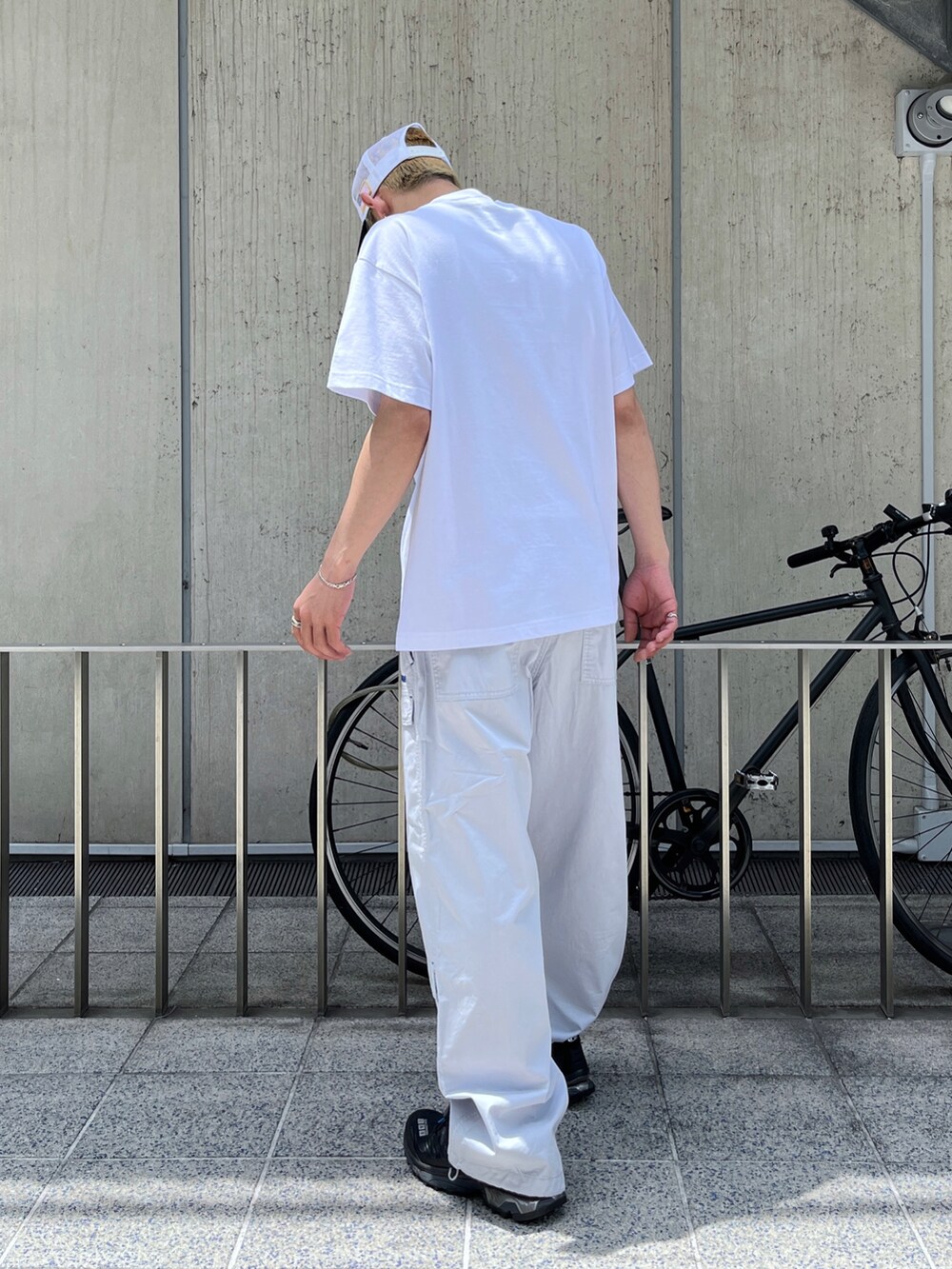 ホワイト系のTシャツ/カットソー、ブラック系のその他パンツを着用したメンズの春コーディネートの3枚目の写真