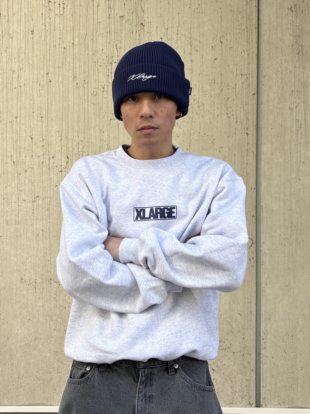 グレー系のスウェット、ブルー系のデニムパンツ、ブルー系のニットキャップ/ビーニーを着用したメンズの冬コーディネートの6枚目の写真