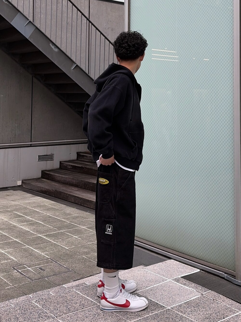 ホワイト系のTシャツ/カットソー、ブラック系のデニムパンツ、ブラック系のパーカーを着用したメンズの春コーディネートの6枚目の写真