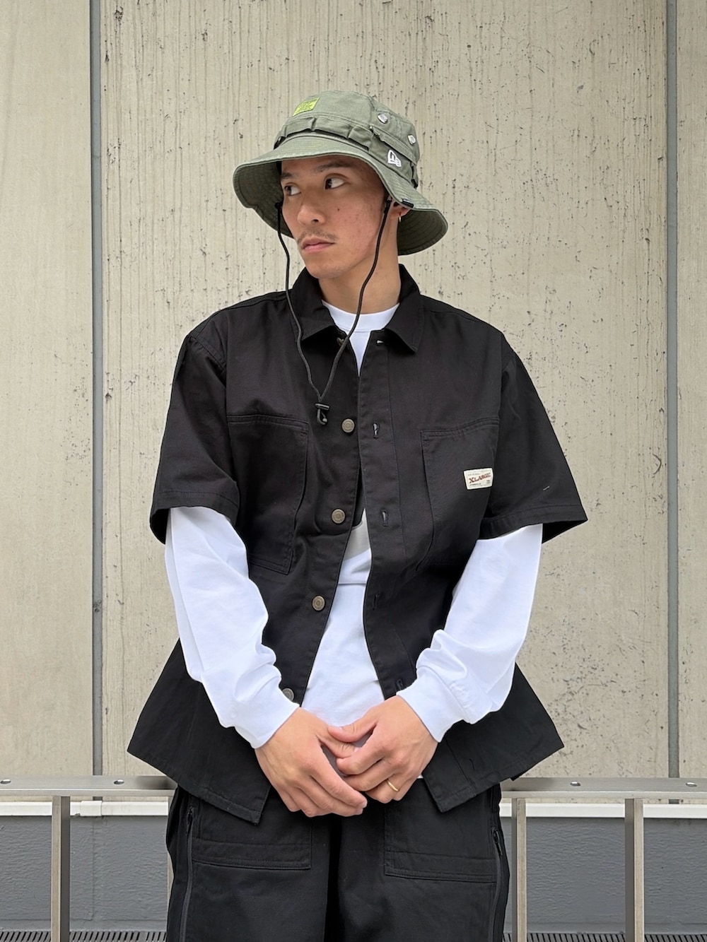 ブラック系のシャツ/ブラウス、ホワイト系のTシャツ/カットソー、ブラック系のその他パンツを着用したメンズの春コーディネートの6枚目の写真